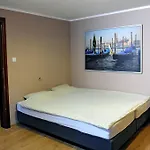 Korona Hostel *