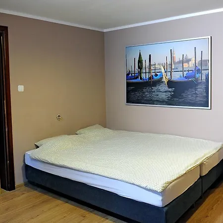 Korona Hostel *